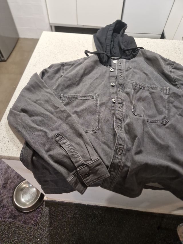 Chaqueta vaquera con capucha gris