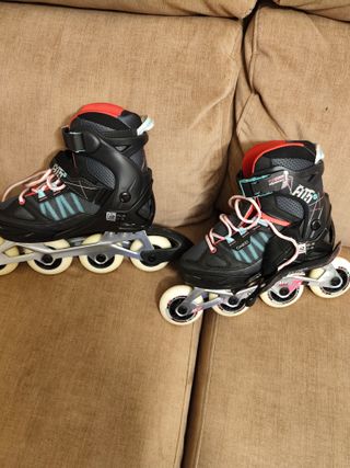 Patines en línea negros y rosas