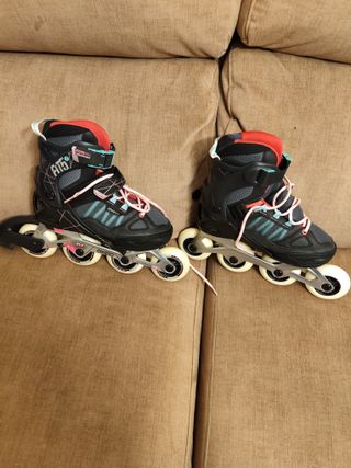 Patines en línea negros y rosas