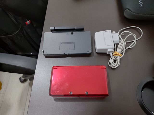 Nintendo 3DS Roja en buen estado.