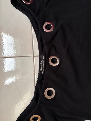 Camiseta Bershka negra con ojales talla S