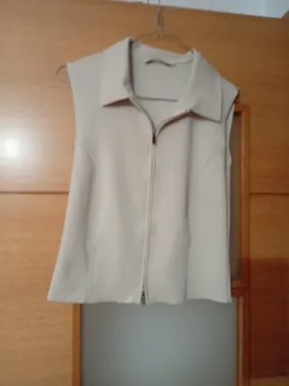 Blusa beige con cremallera