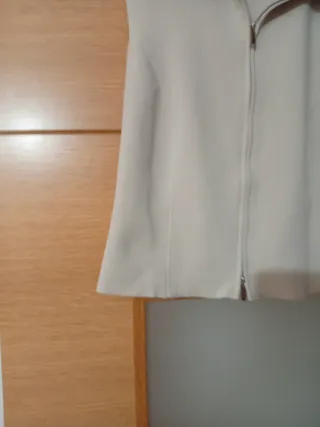 Blusa beige con cremallera