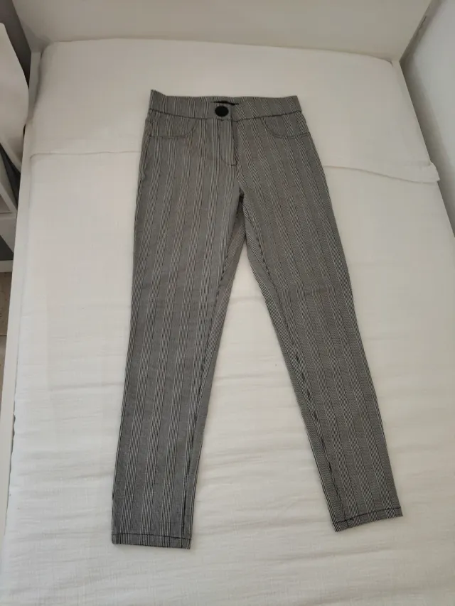 Pantalón de rayas gris y blanco
