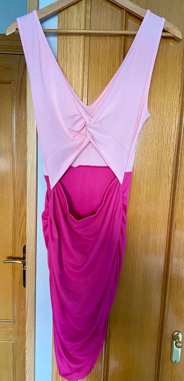 Vestido rosa cut out con fruncido