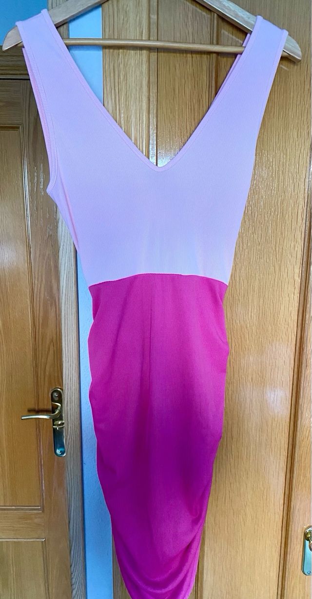 Vestido rosa cut out con fruncido