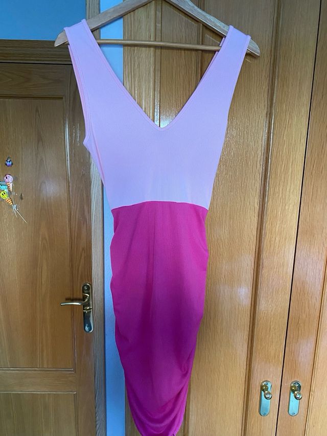 Vestido rosa cut out con fruncido