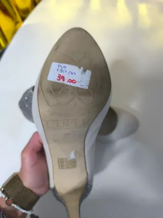 Zapatos de tacón plateados y blancos