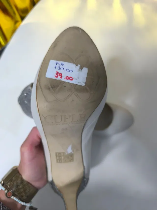 Zapatos de tacón plateados y blancos