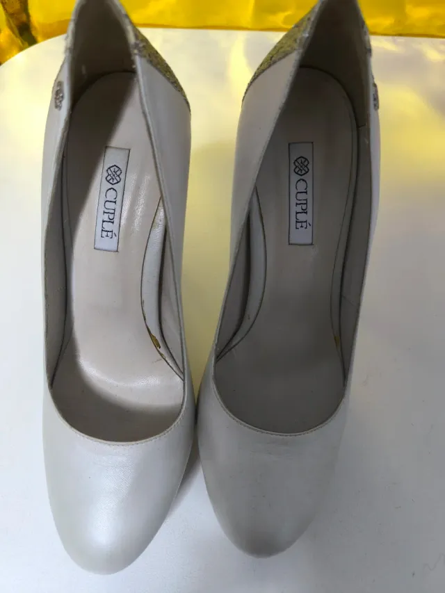 Zapatos de tacón plateados y blancos