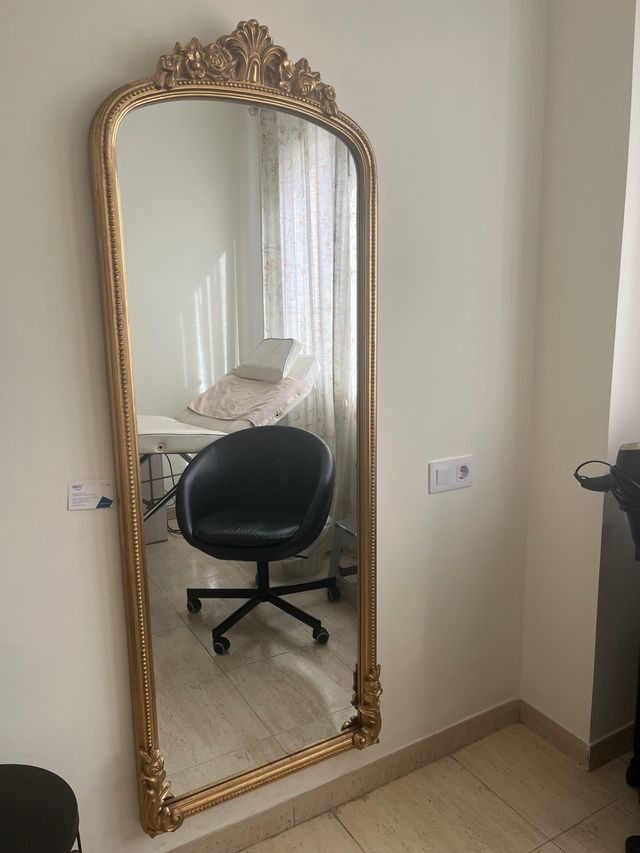 Espejo de diseño dorado