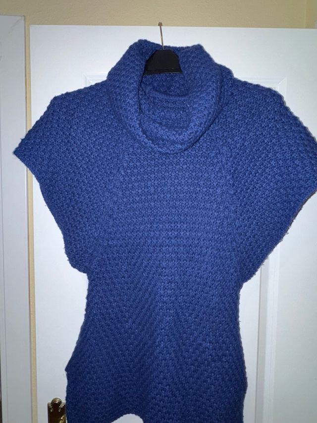 Jersey Bershka azul cuello alto manga corta