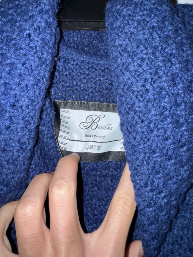 Jersey Bershka azul cuello alto manga corta