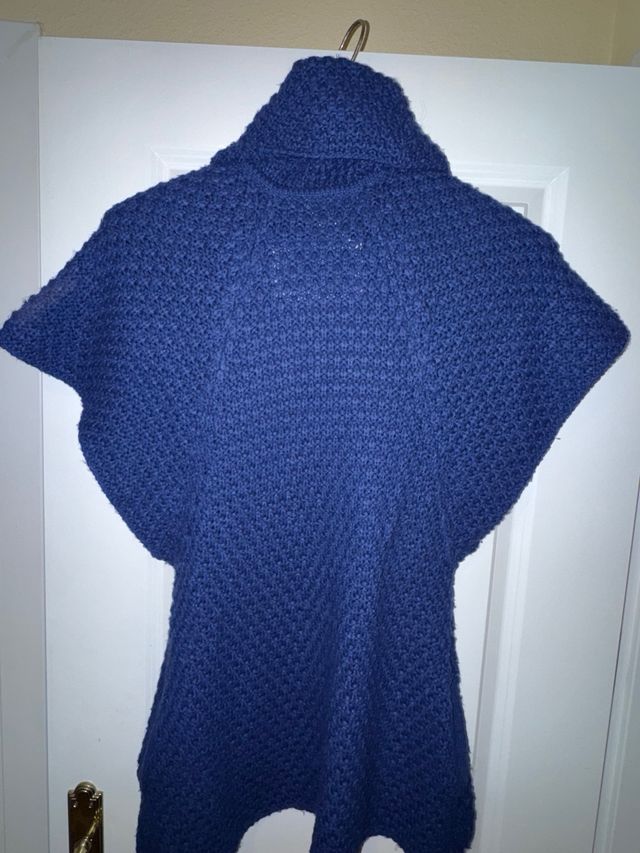 Jersey Bershka azul cuello alto manga corta