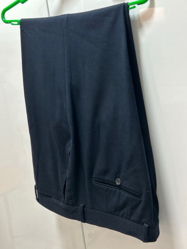 Pantalón negro formal y camisa