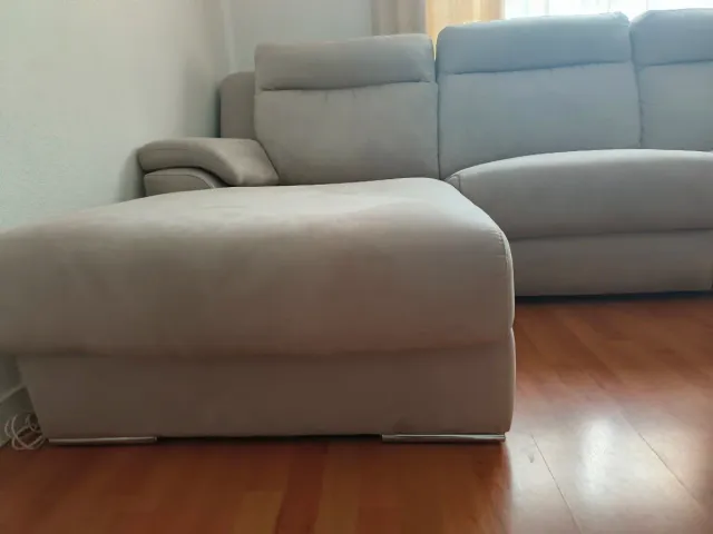 Sofá cheslong abatible beige grisaceo