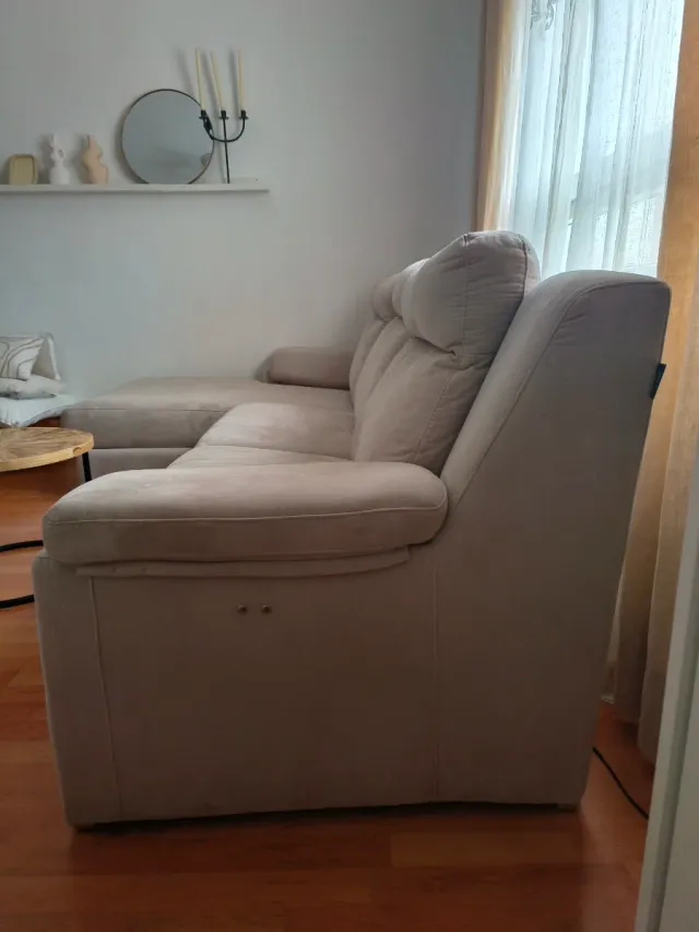 Sofá cheslong abatible beige grisaceo