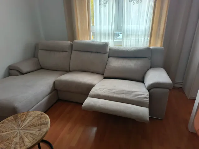 Sofá cheslong abatible beige grisaceo