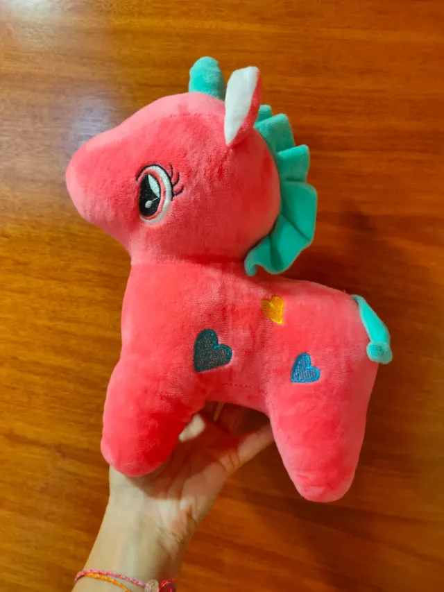 Peluche unicornio rosa con corazones