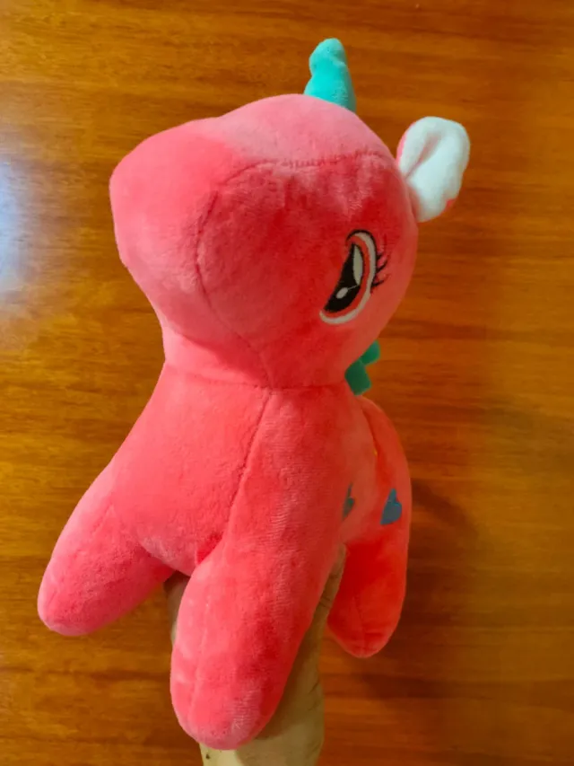 Peluche unicornio rosa con corazones