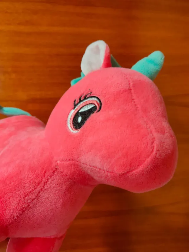 Peluche unicornio rosa con corazones