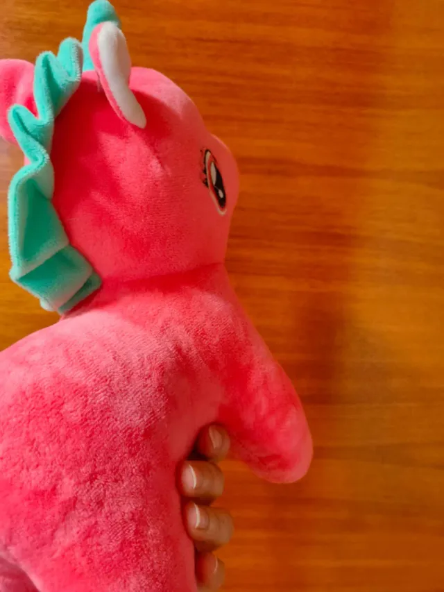 Peluche unicornio rosa con corazones