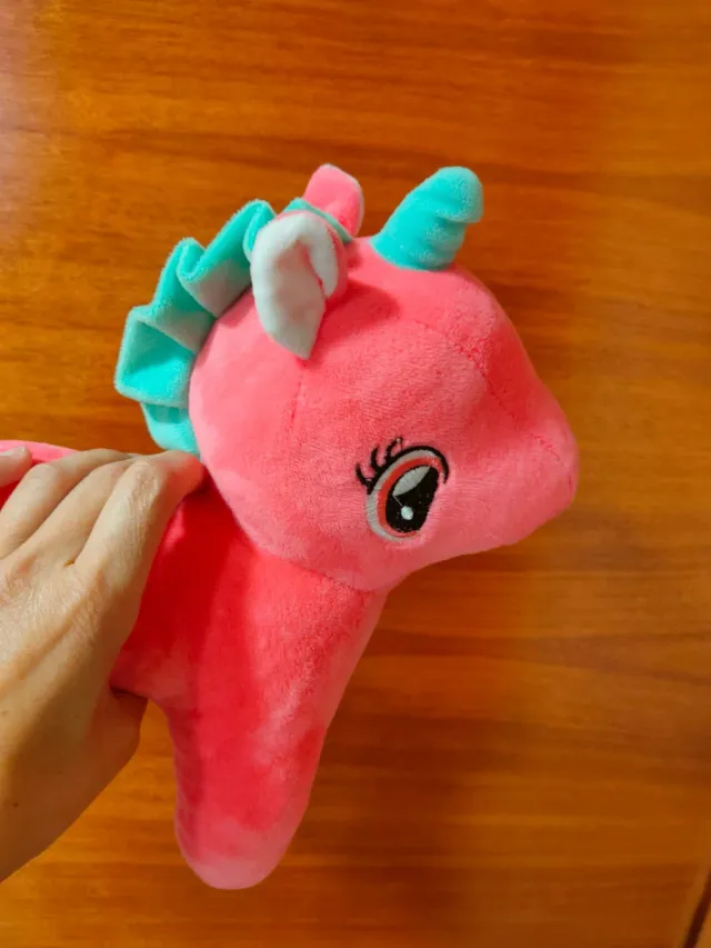 Peluche unicornio rosa con corazones