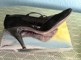 Zapato de tacón negro