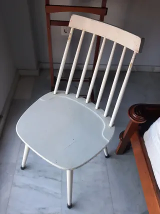 Silla de madera blanca