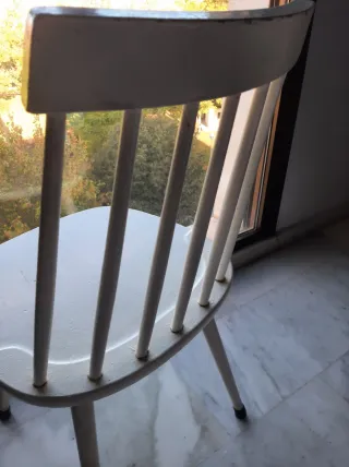 Silla de madera blanca