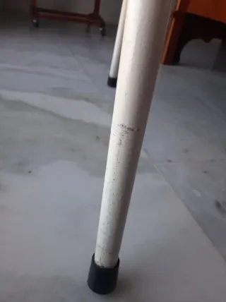 Silla de madera blanca