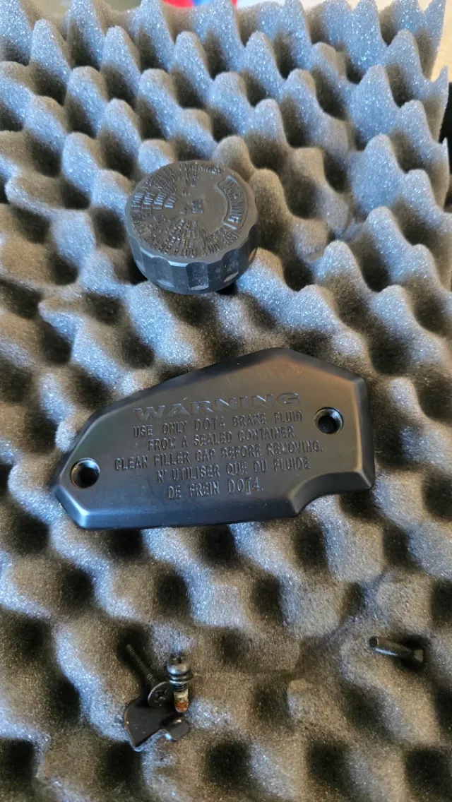 Tapa y tapón depósito líquido freno delantero z900