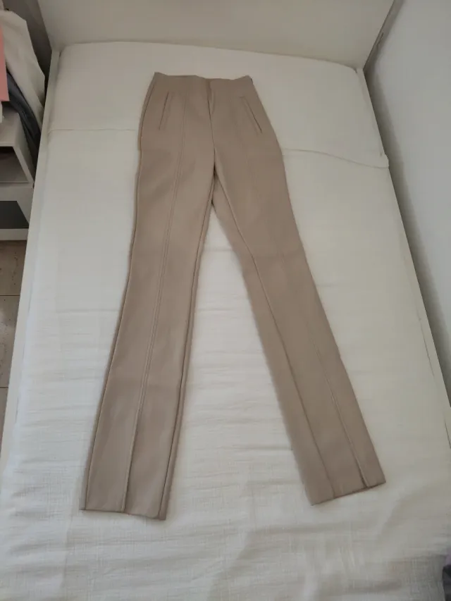 Pantalón beige cuero sintético