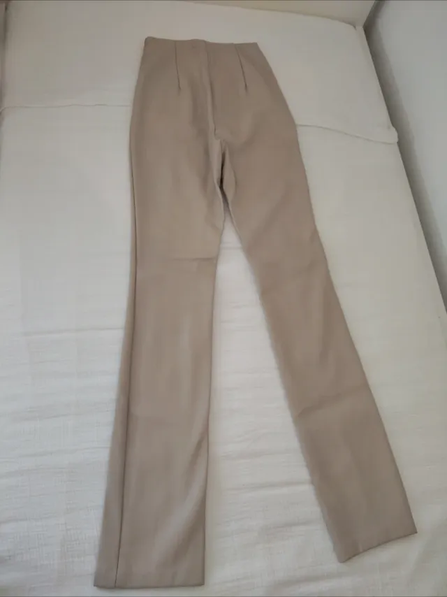 Pantalón beige cuero sintético