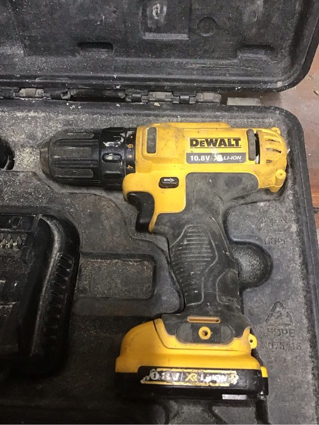 Atornilladora DeWalt 10.8V con maletín