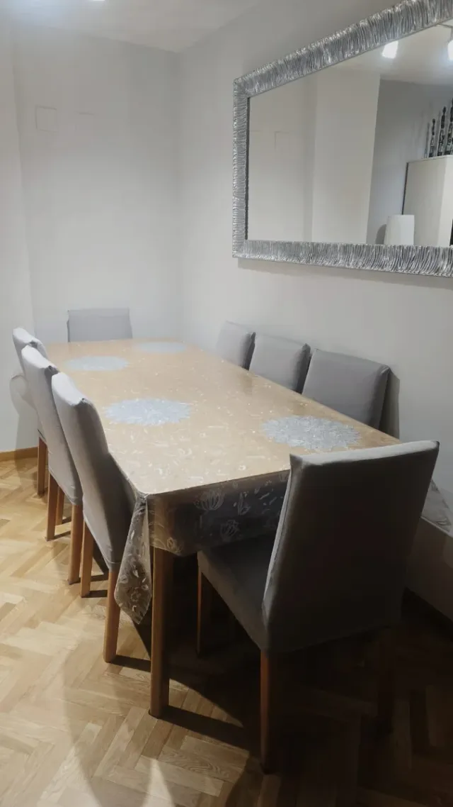 Mesa de comedor beige y gris