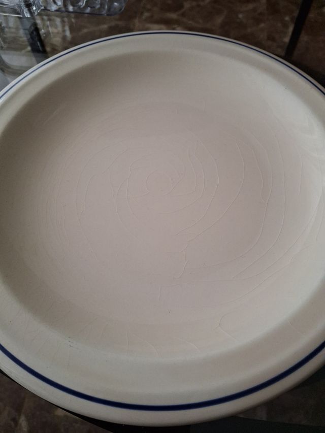 Platos de porcelana con borde azul