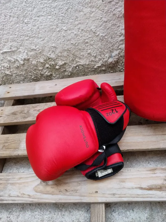 Saco de boxeo y guantes