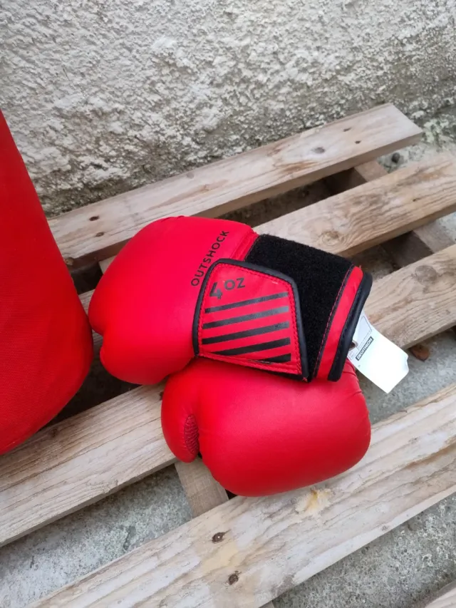 Saco de boxeo y guantes