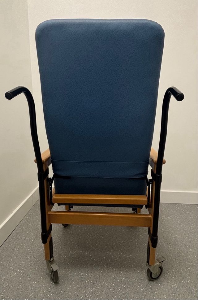 Sillón Geriátrico Azul y Madera