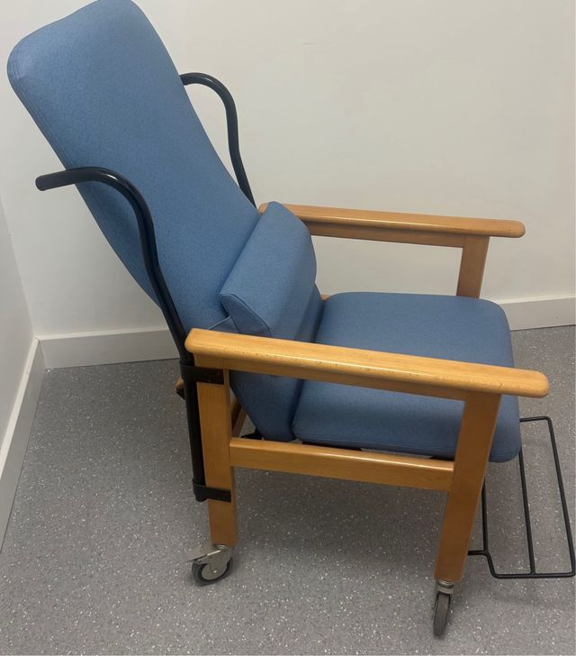 Sillón Geriátrico Azul y Madera