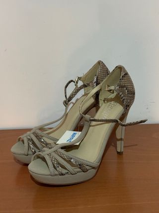 Zapatos de tacón Maripaz beige y marrón