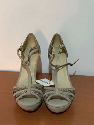 Zapatos de tacón Maripaz beige y marrón