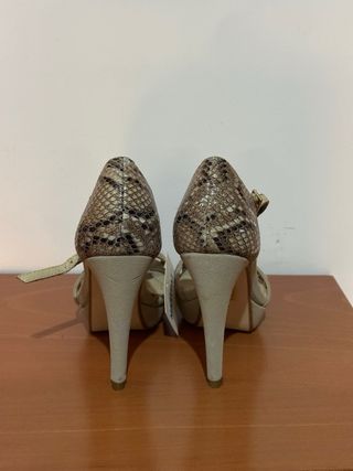 Zapatos de tacón Maripaz beige y marrón