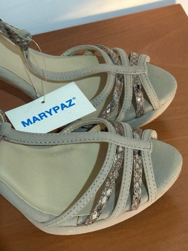 Zapatos de tacón Maripaz beige y marrón