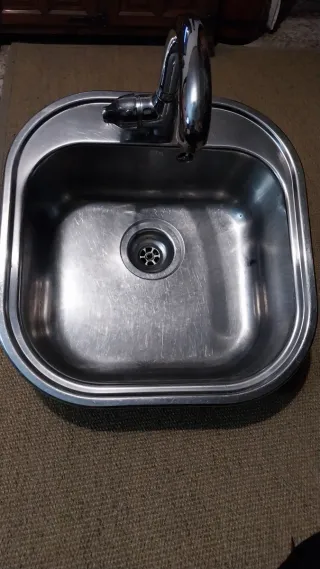 Fregadero Teka de acero inoxidable con grifo