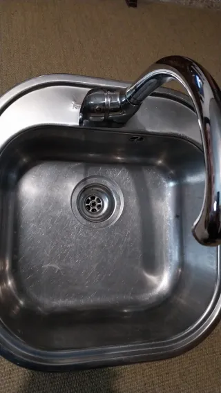 Fregadero Teka de acero inoxidable con grifo