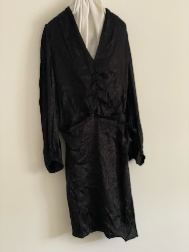 Vestido negro satinado