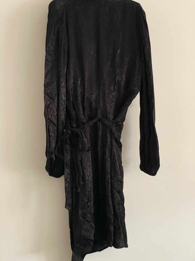 Vestido negro satinado