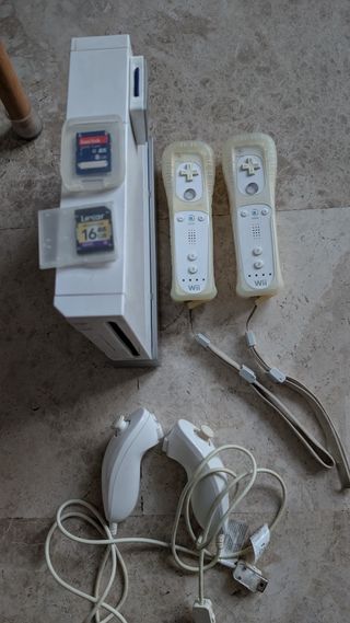 Nintendo Wii Blanca + Accesorios y tarjeta SD
